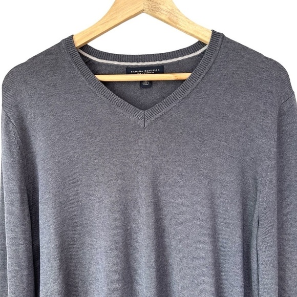 Banana Republic Men’s Silk Cashmere V-Neck Pullover Sweater,  Medium - Picture 2 of 7